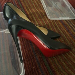 Christian Louboutin black Pump. Only worn once. No box. Condition like New.